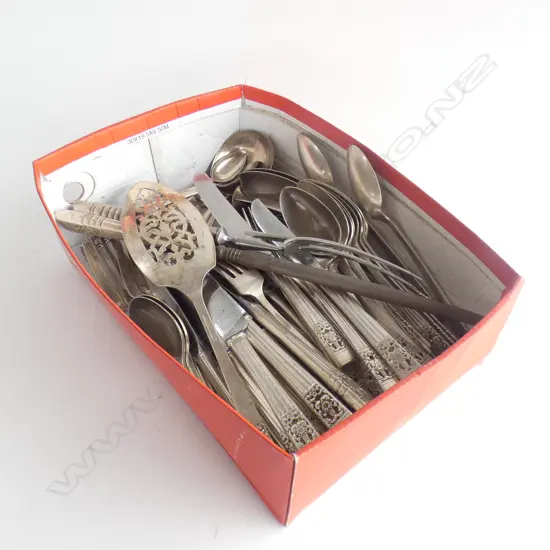 BOX LOT COMMUNITY PLATE 'HAMPTON COURT' CUTLERY