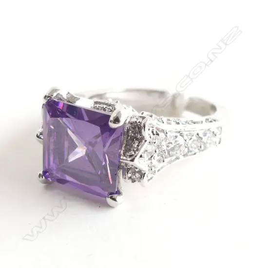 14CT(marked as) WG & PURPLE STONE RING 7.2 GRAMS