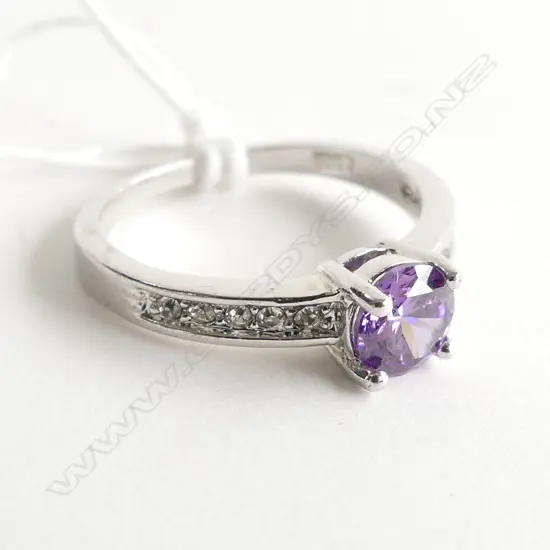 10CT WHITE GOLD RING w. PURPLE GEMSTONE 2.3 GRAMS