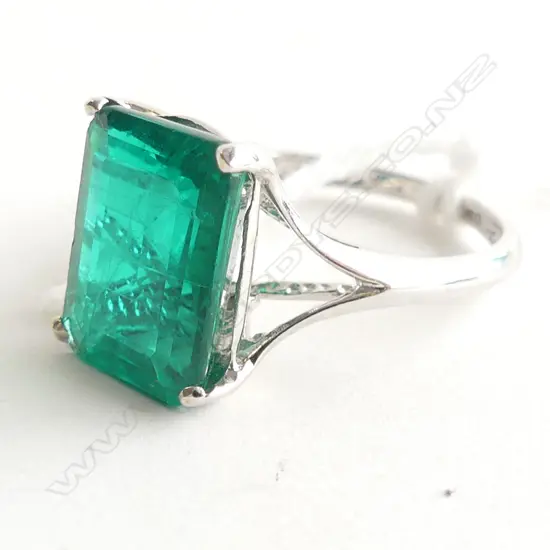 14CT WG & MAN MADE EMERALD IN RING 1.9 GRAMS