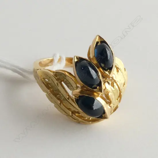 18CT GOLD AND SAPPHIRE RING 7.70gm