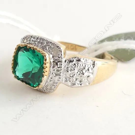 10CT YG MAN MADE EMERALD STONE & 4 DIAMOND RING 2.7 GRAMS