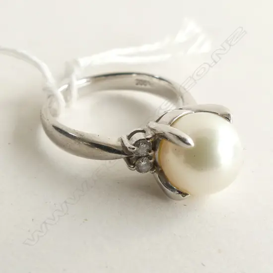 PLATINUM DIAMOND & PEARL RING 6.2GMS