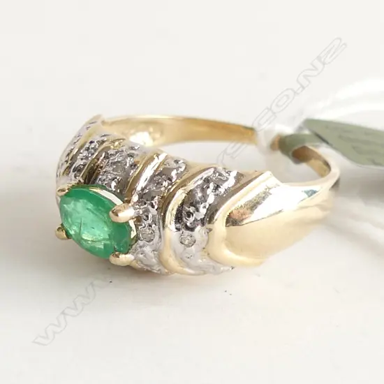 18CT YG EMERALD & DIAMOND RING 3.9 GRAMS 
