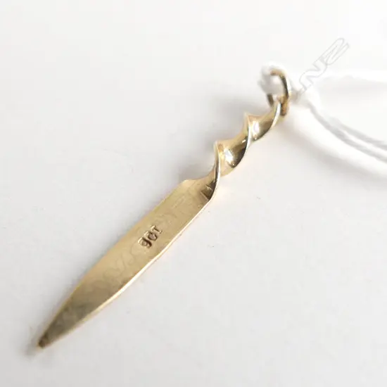 VINTAGE 9CT DAGGER TYPE PENDANT