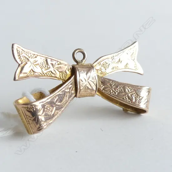 9CT GOLD EARLY 20THC BOW BROOCH ENGRAVED