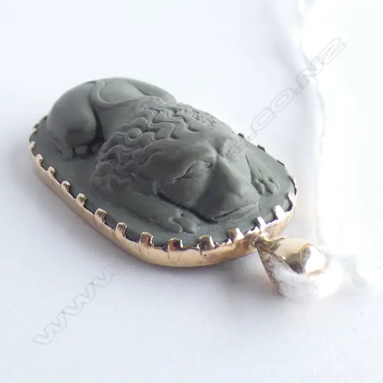 9CT FRAMED CARVED LAVA LYING DOWN LION PENDANT L.38mm