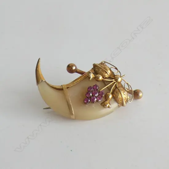 OLD INDIAN TIGER'S CLAW BROOCH GOLD AND RUBY MOUNTED