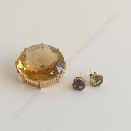 LG ROUND AMBER GLASS & GOLD TONE BROOCH & MATCHING LG STUD EARRINGS