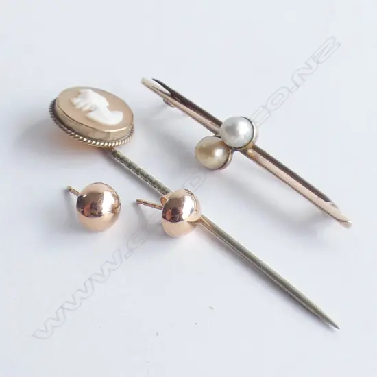 3 JEWELLERY ITEMS 9CT BAR BROOCH. PR 9CT EARRINGS & GOLD CAMEO STICK PIN