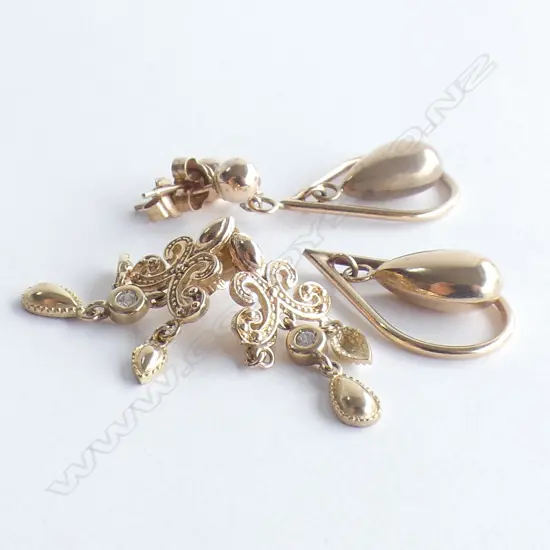 2 PRS 9CT GOLD EARRINGS 1 BROKEN 4.86gms