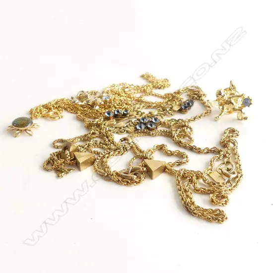 6 ASST GOLD PLATED & GOLD TONE NECKLACES, CHAINS + PIN