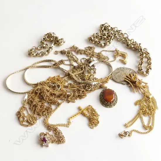 BAG ASST GOLD TONE CHAINS & PENDANTS + BRACELET