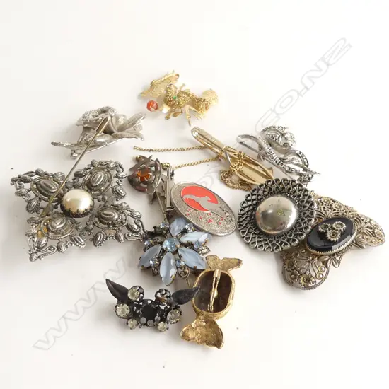 SM BAG COSTUME JEWELLERY BROOCHES, STICK PINS & SCARF CLIP - SOME A/F