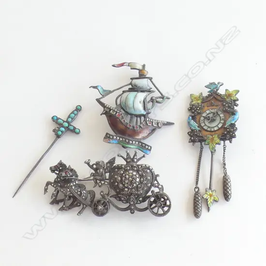 3 VINTAGE COSTUME JEWELLERY BROOCHES INCL CUCKOO CLOCK + ART PEWTER SILVER & BLUE STONE CROSS PIN