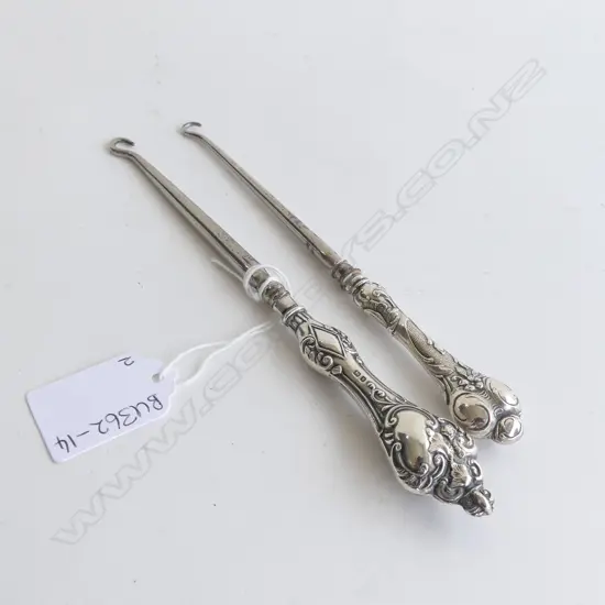 (20637) 2 SILVER BUTTON HOOKS BOTH HALLMARKED L. 185mm W. 52g