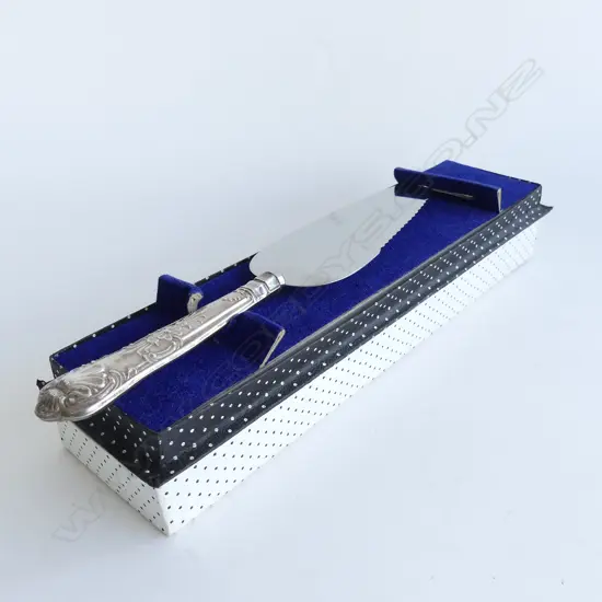 CAKE SPLICE WITH SILVER HANDLE HALLMARKED SHEFFIELD WITH ORIGINAL BOX
