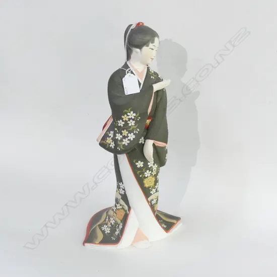 FIGURINE - TRADITIONAL ORIENTAL COSTUMED LADY H 400M