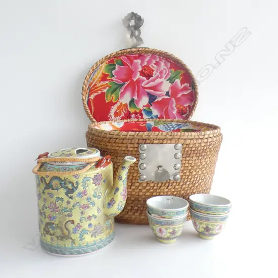 CHINESE YELLOW DRAGON TEAPOT & 4 CUPS IN WOVEN CASE 