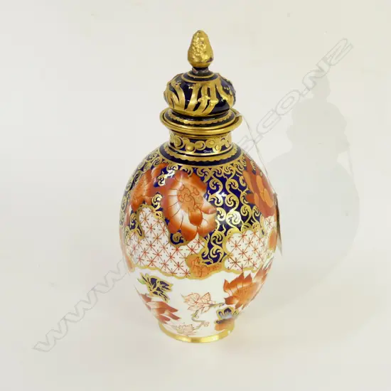 ROYAL CROWN DERBY IMARI LIDDED URN H 190MM