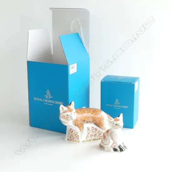 2 ROYAL CROWN DERBY MOTHER & CUB FOX PAPERWEIGHTS, both w. box L.150mm