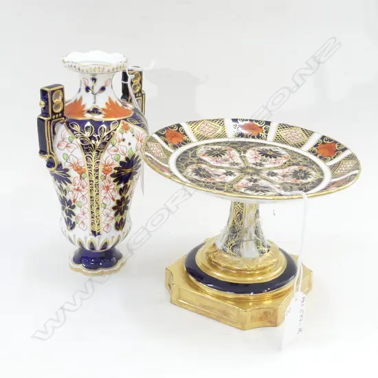 2 ROYAL CROWN DERBY IMARI PCS; VASE (H. 165MM) A/F+ FOOTED PLATE (DIA 140MM) IN NEED OF REPAIR