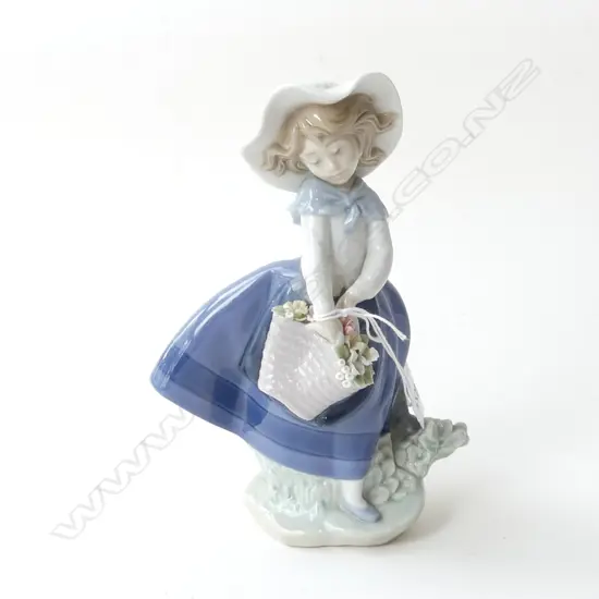 LLADRO FIGURINE; GIRL w. BASKET OF FLOWERS H.175mm