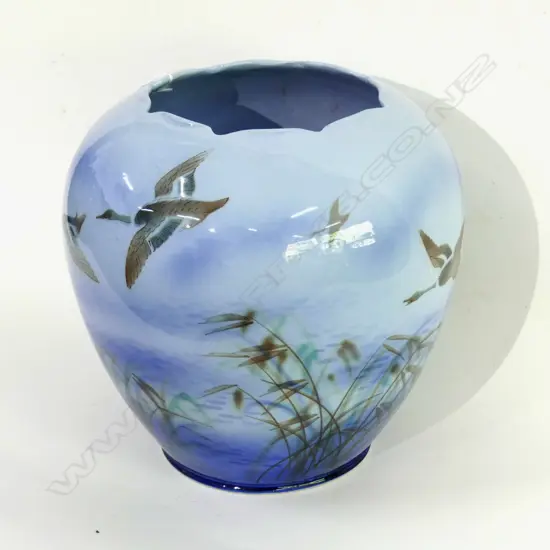 LG VINTAGE FALCON WARE LUCKNOW VASE WITH FLYING DUCKS  - HAND PAINTED - SIGNATURE TO BASE H 280MM