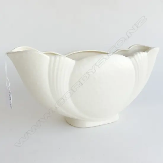 (SCP 13/10) CROWN LYNN FAN VASE W. 315mm H. 135mm