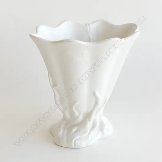 (43) CROWN LYNN FAN SHAPED VASE H. 130mm