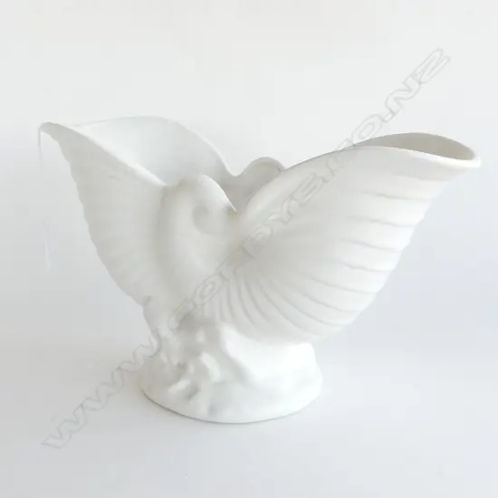 (20616) CROWN LYNN NAUTILUS SHAPED VASE W. 300mm H. 165mm