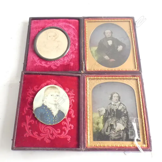 (20485) 2 x FRAMED DAGUERROTYPE  PORTRAITS H. 120 x 95mm + 2 HANDPAINTED MINIATURE PORTRAITS (AF)