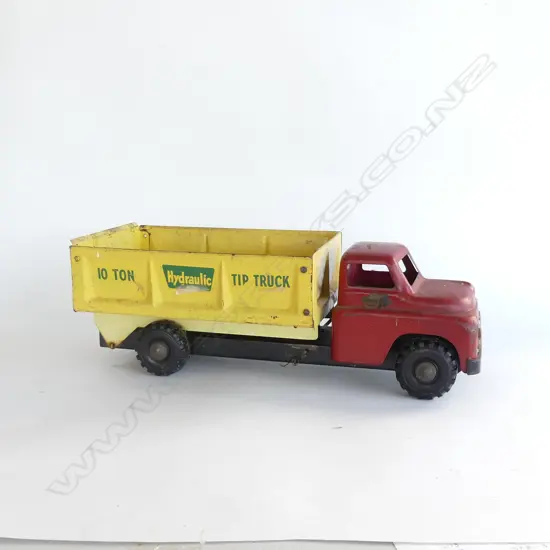 (20613) LINCOLN TOYS RED 10 TON TIP TRUCK IN PLAY WORN CONDITION