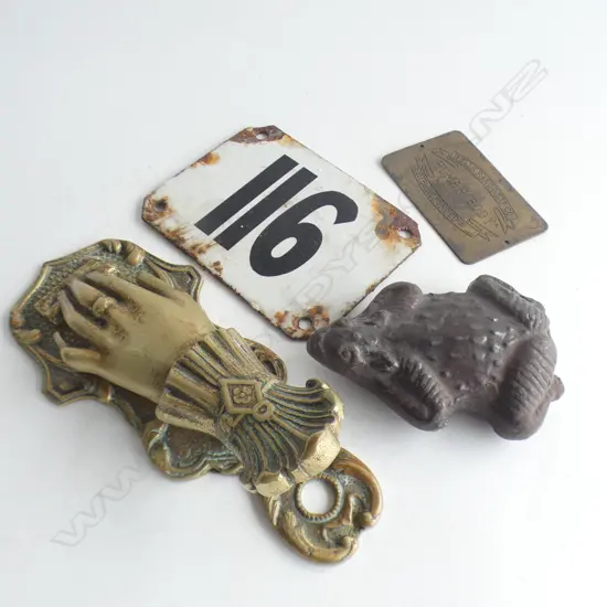 VICTORIAN STYLE BRASS 'HAND' CLIP L. 185mm + ENAMEL '116' + CERAMIC FROG & METAL PLAQUE 'HUMAN BODY' 