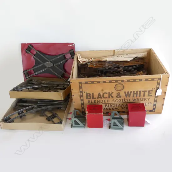 (20625) HORNBY TRAIN  ACCESORIES SEE DESCRIPTION + BOX OF HORNBY TRAIN TRACK