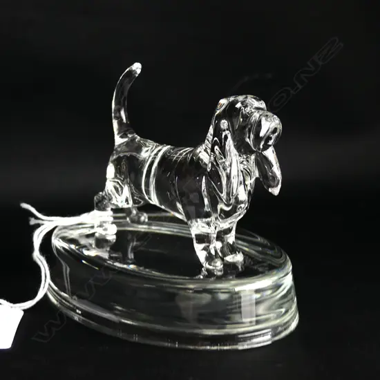 BASSET HOUND GLASS PAPERWEIGHT - SIGNED & DATED 'NEIL HARRIS 2017'
