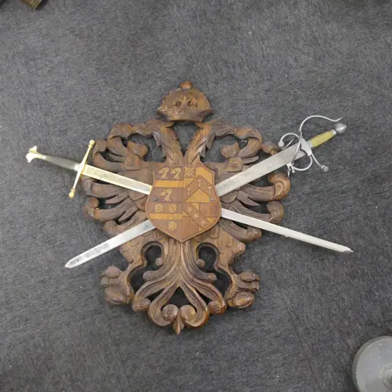 CARVED WOOD AND SWORD WALL MOUNT IN THE SCOTTISH CASTLE STYLE