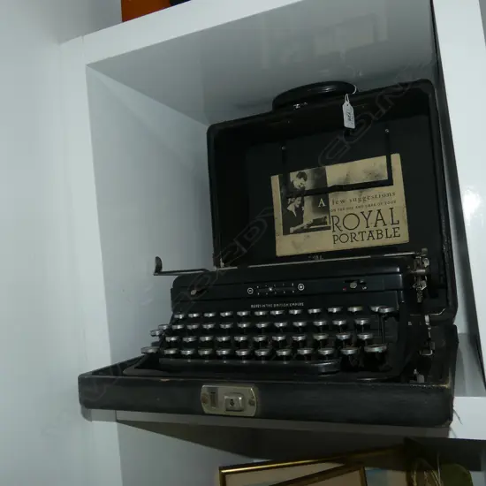 VINTAGE 'ROYAL' TYPEWRITER, CASED