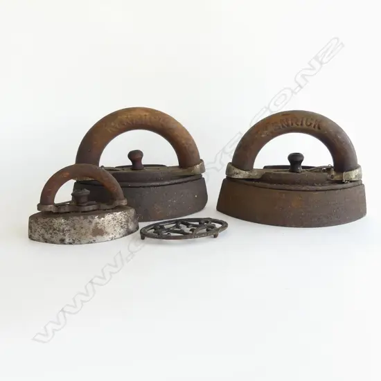 3 OLD IRONS WITH DETACHABLE HANDLES + 1 TRIVOT