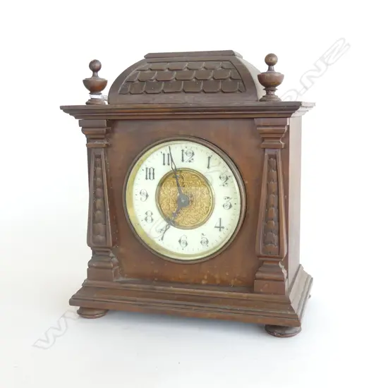 SMALL WOODEN MANTLE CLOCK H. 200mm W. 108mm AF