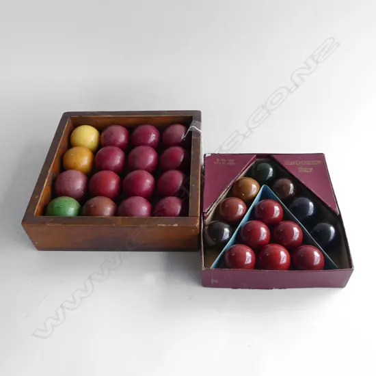 2 BOXED SETS OF VINTAGE SNOOKER BALLS