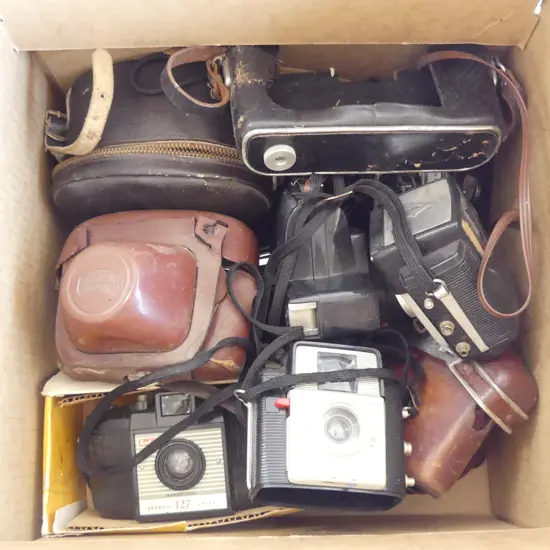 BOX LOT OF 7 CAMERAS + 2 LIGHT METERS SOME AF