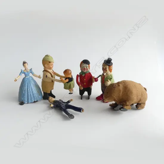 (20340) A COLLECTION OF TIN TOYS SOME WIND-UP WITH KEYS....