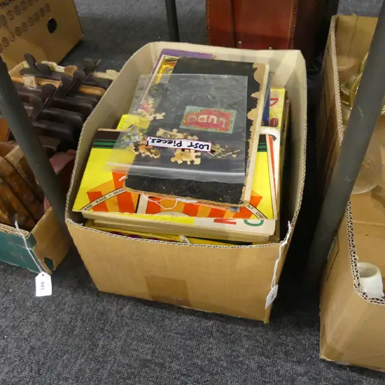 BOX LOT VINTAGE GAMES / PUZZLES ETC
