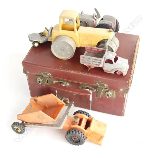 SUITCASE OF VINTAGE TOYS; FUN HO ETC