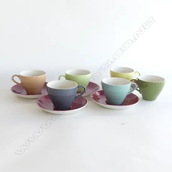 VINTAGE CROWN LYNN 6 TEA CUPS & 5 SAUCERS