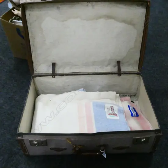 VINTAGE SUITCASE + 2 WOOLLEN BLANKETS