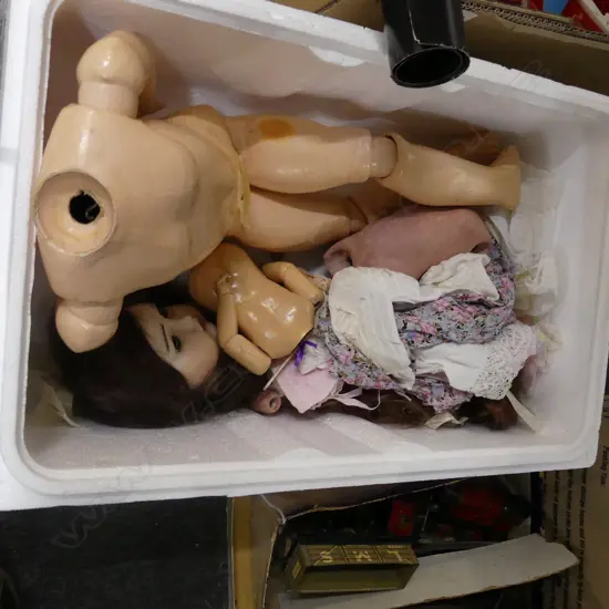 LARGE BOX LOT VINTAGE CHILDRENS TOYS / PUZZLES ETC *