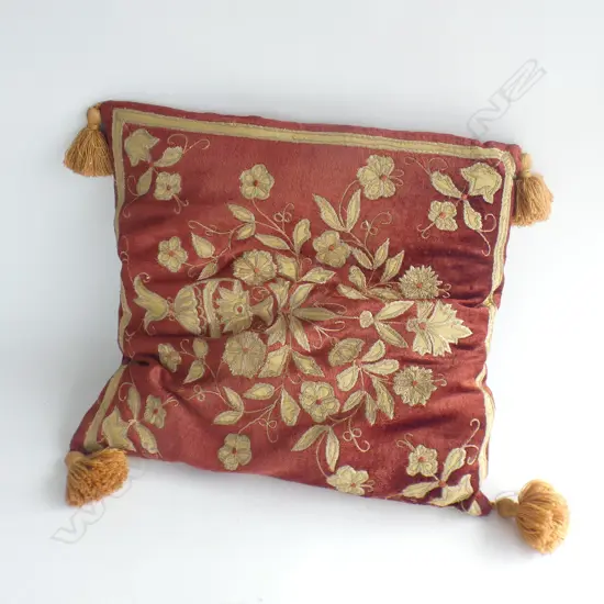RUST VELVET CUSHION w. GOLD EMBROIDERY & TASSELLED CORNERS 400mm sq