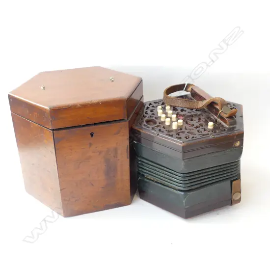 ANTIQUE METZLER ACCORDIAN, CASED 210mm dia